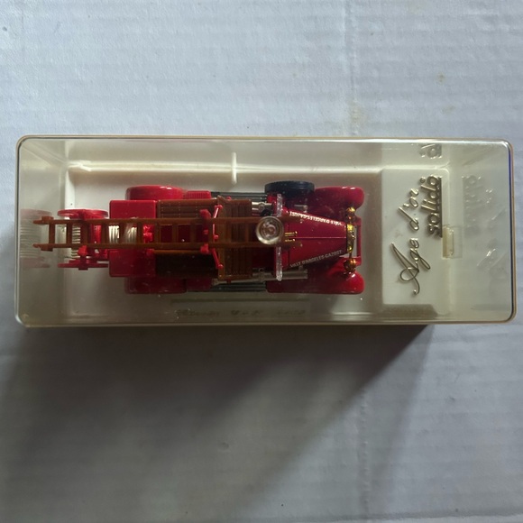 Miniature die cast fire engine in display case - Picture 3 of 9
